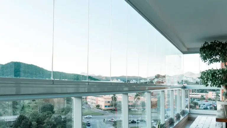 Cortina de vidro e envidraçamento de sacada em Fortaleza